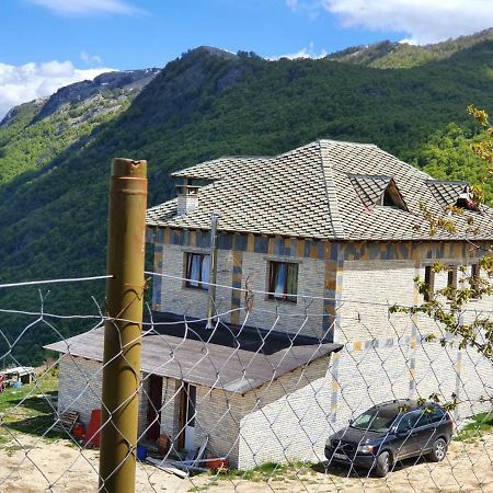 Hotel Bujtina E Tomorrit Ujanik Exterior foto