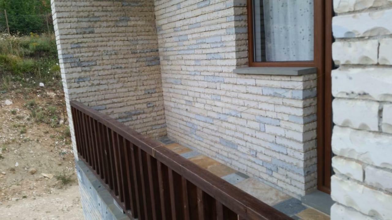 Hotel Bujtina E Tomorrit Ujanik Exterior foto