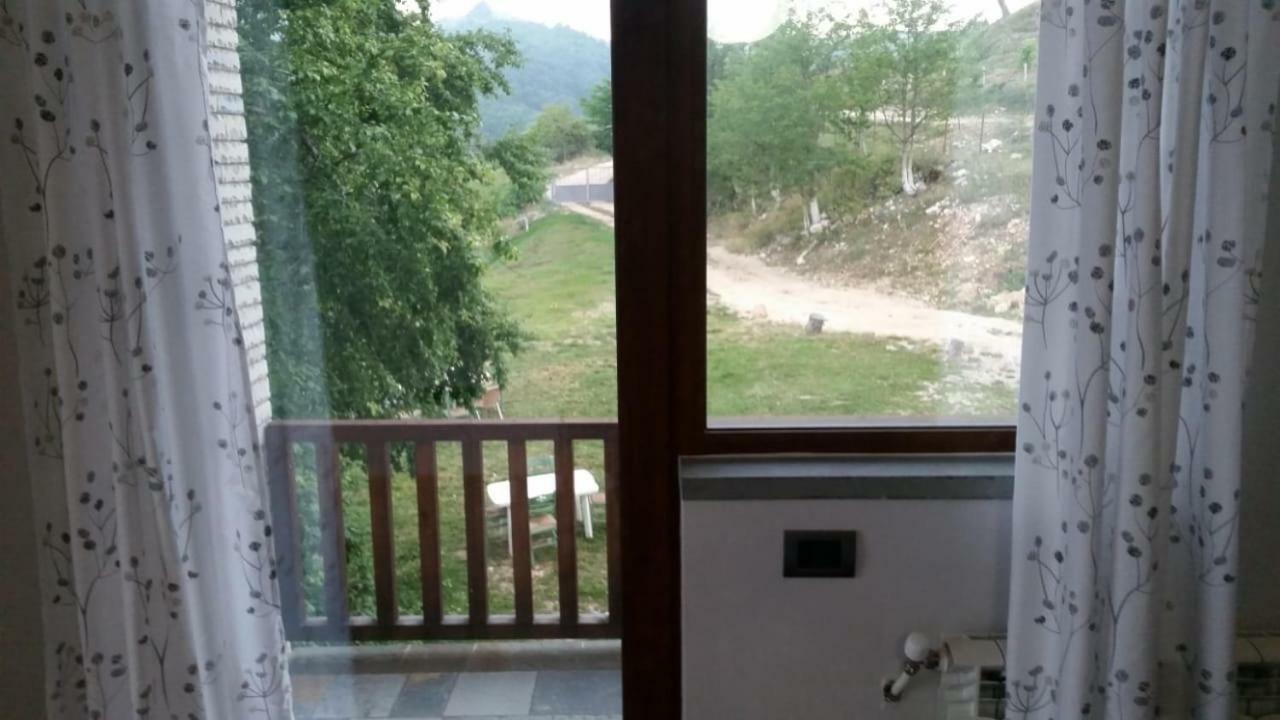 Hotel Bujtina E Tomorrit Ujanik Exterior foto