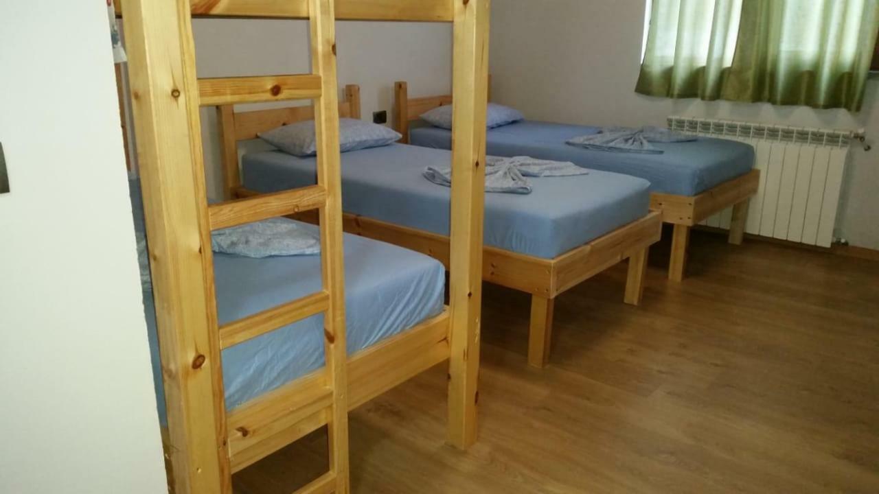 Hotel Bujtina E Tomorrit Ujanik Exterior foto