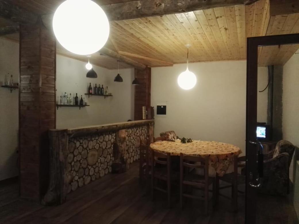 Hotel Bujtina E Tomorrit Ujanik Exterior foto