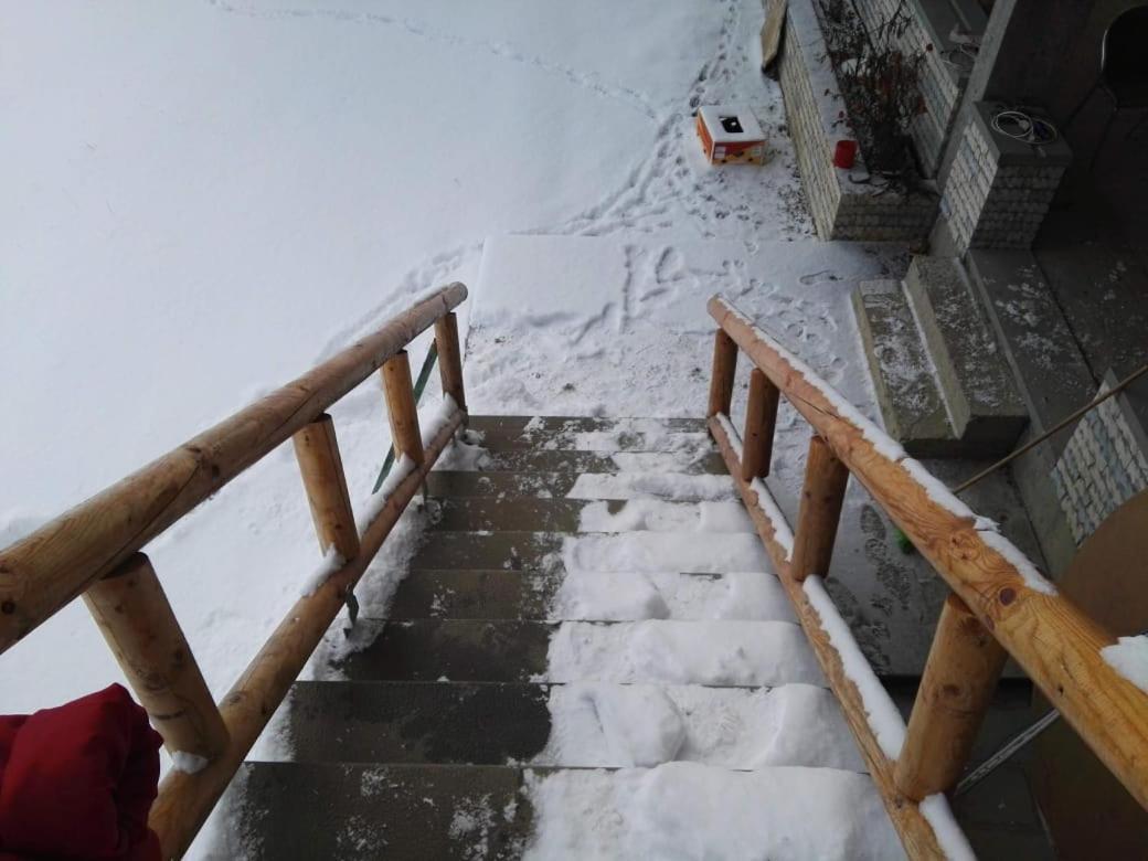 Hotel Bujtina E Tomorrit Ujanik Exterior foto